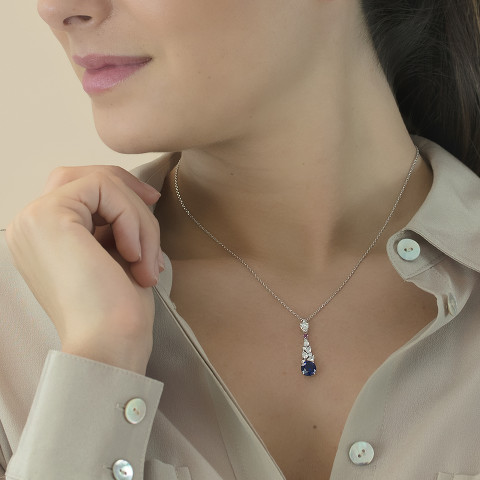 Necklace with sapphire